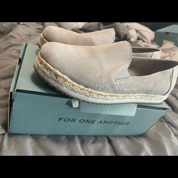 Never worn TOMS platform slip on sneakers suede - Picture 5 of 5